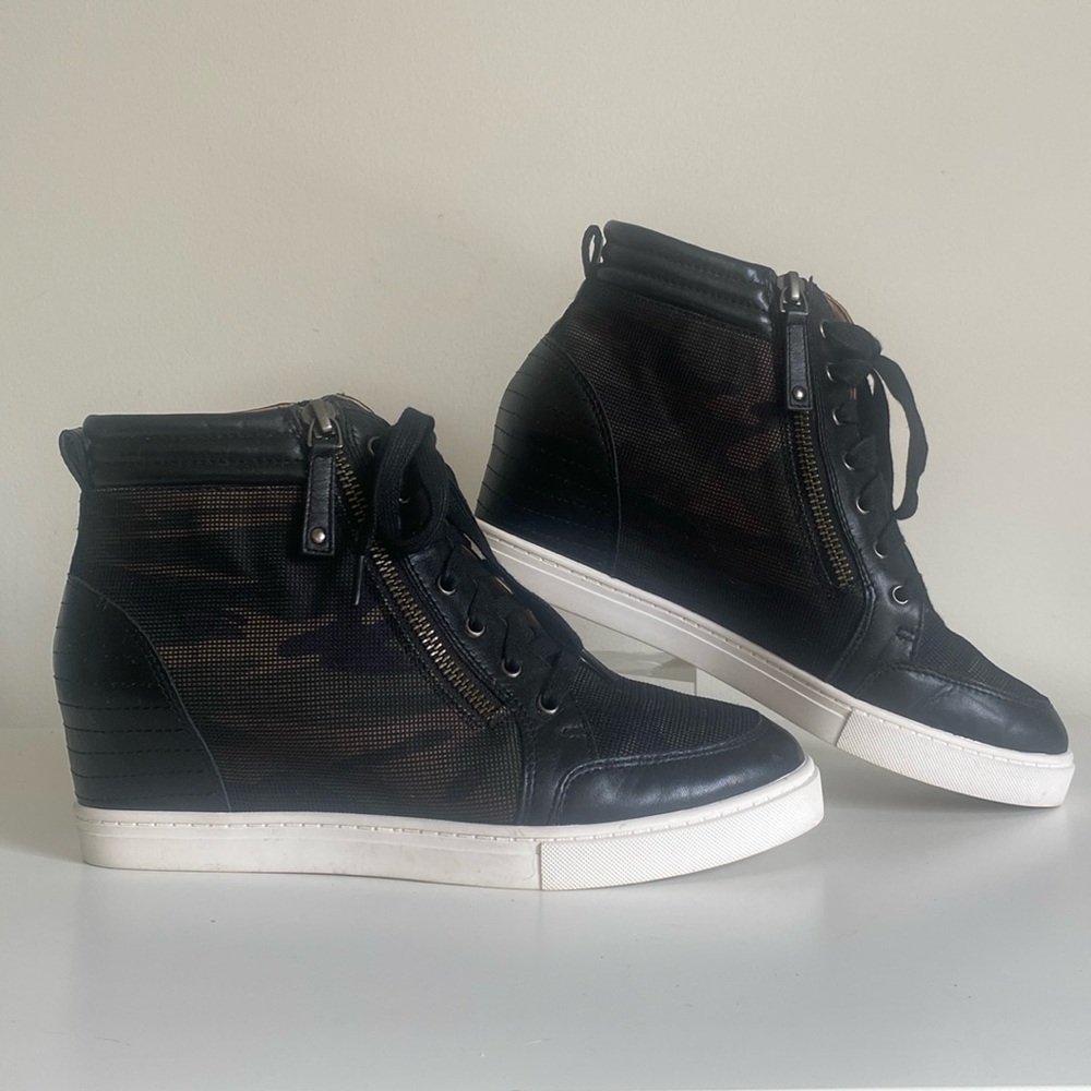 Linea Paolo Niya Wedge Sneaker Size 7.5 Camouflage Zip Up Street Chic Casual